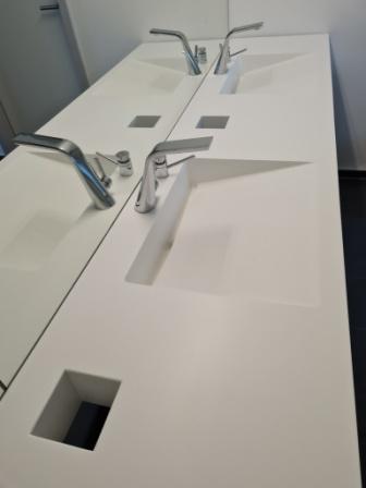 Waschbecken mit schrägem Ablauf nach Maß