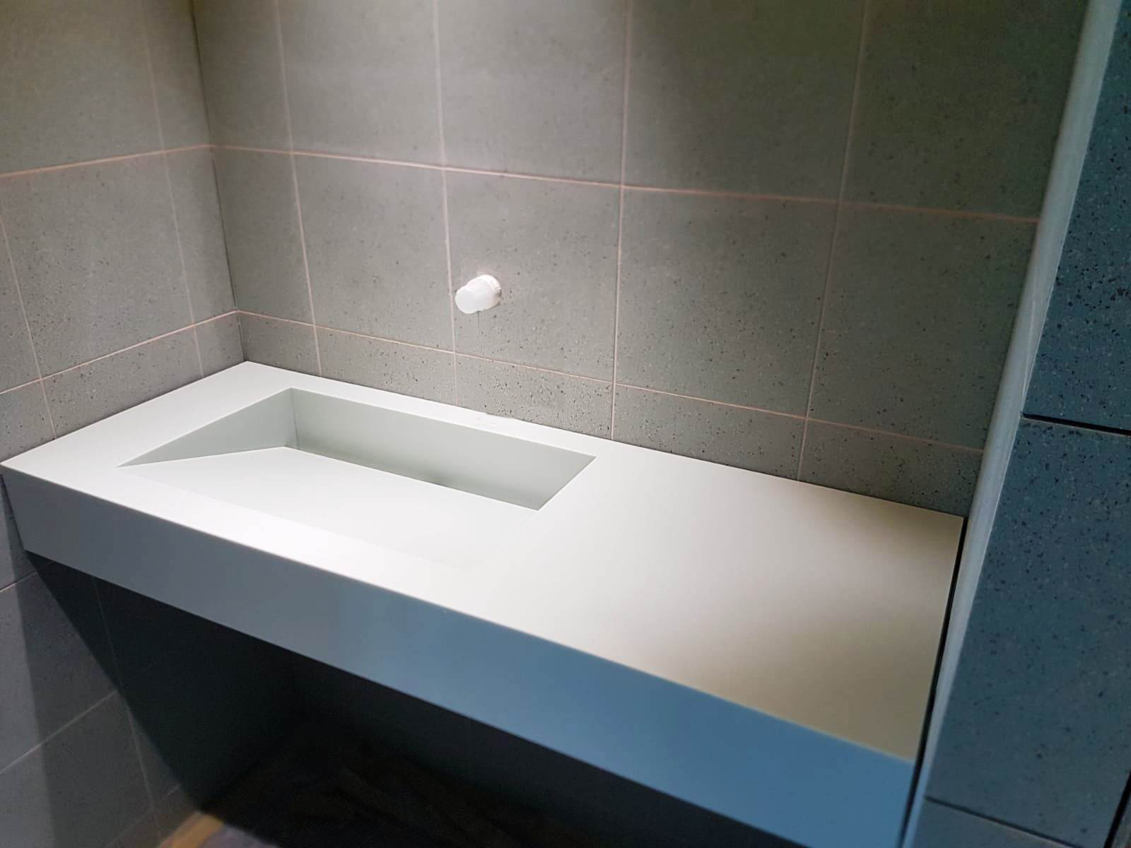 Waschbecken mit schrägem Ablauf für privater Nutzer nach Maß