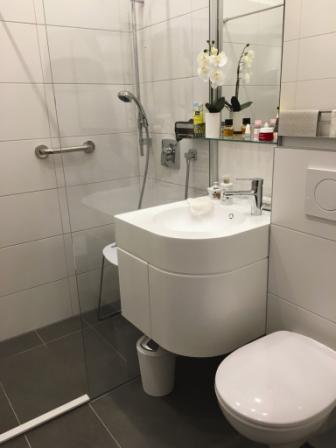 komplettes Set aus Waschtischanlage und Möbeln